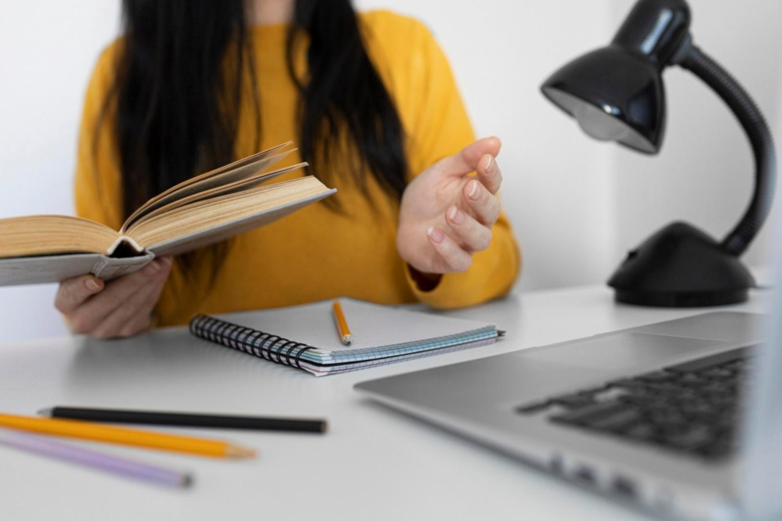 Équipe en réunion d'analyse collaborative